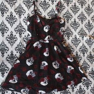 Hot Topic skulls & roses dress 🥀💀🖤